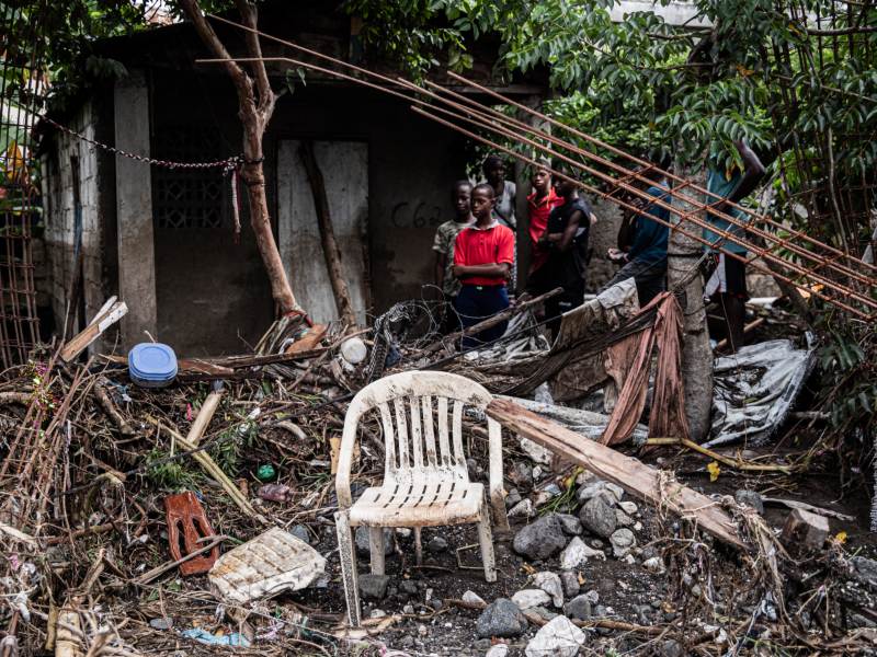 Habitantes de Haití enfrentan las secuelas del huracán Melissa, que dejó graves daños en varias regiones del país.