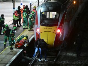 Policías británicos acordonan la estación de Huntingdon tras el ataque con cuchillo en un tren rumbo a Londres.