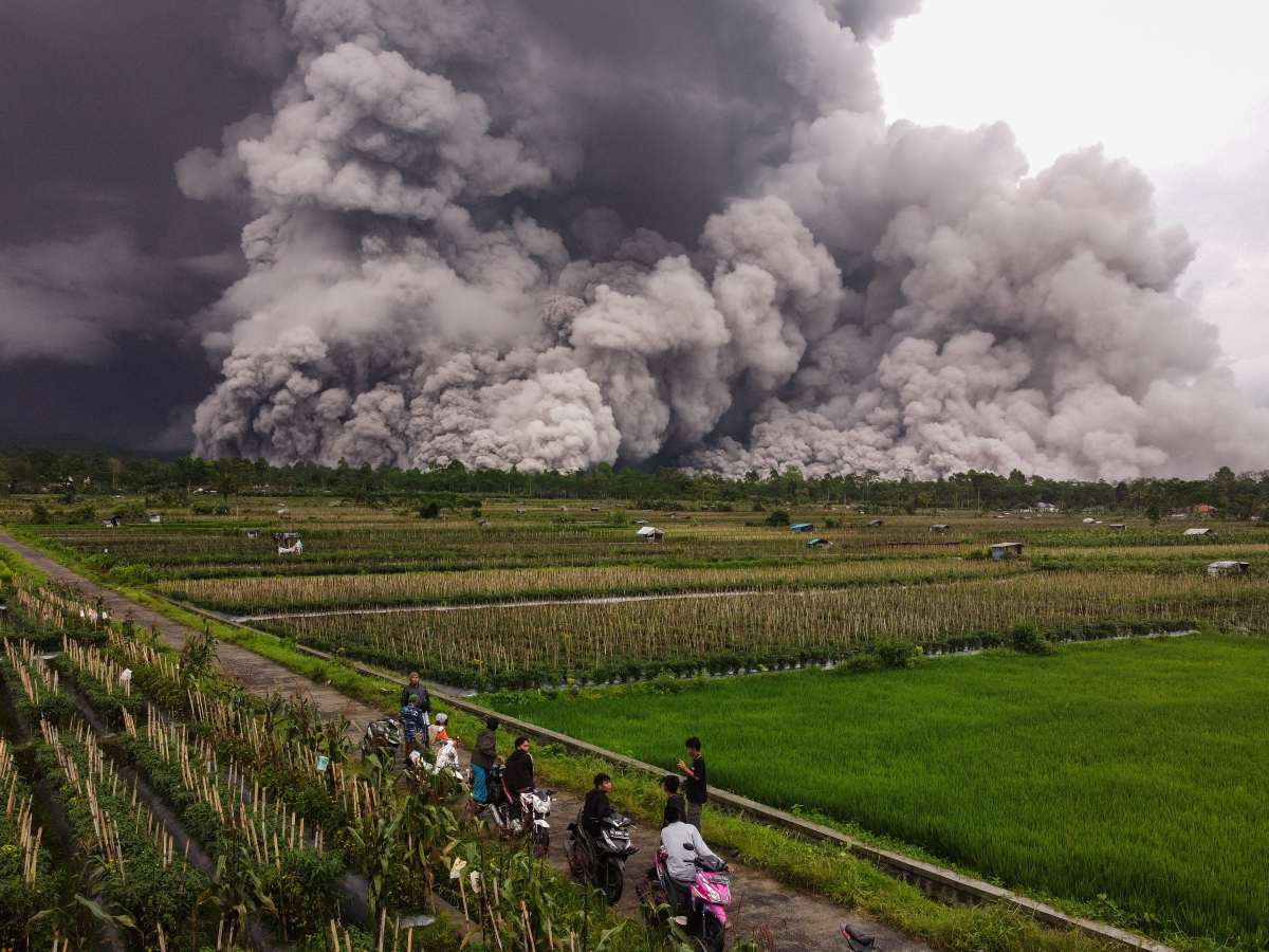 Nubes de ceniza del Semeru oscurecen aldeas cercanas y obligan a suspender actividades.