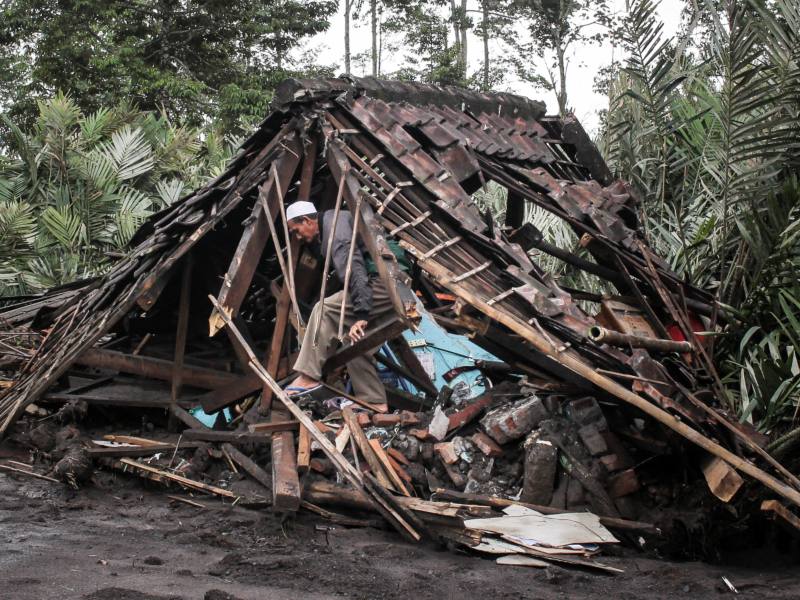 Nubes de ceniza del Semeru oscurecen aldeas cercanas y obligan a suspender actividades.