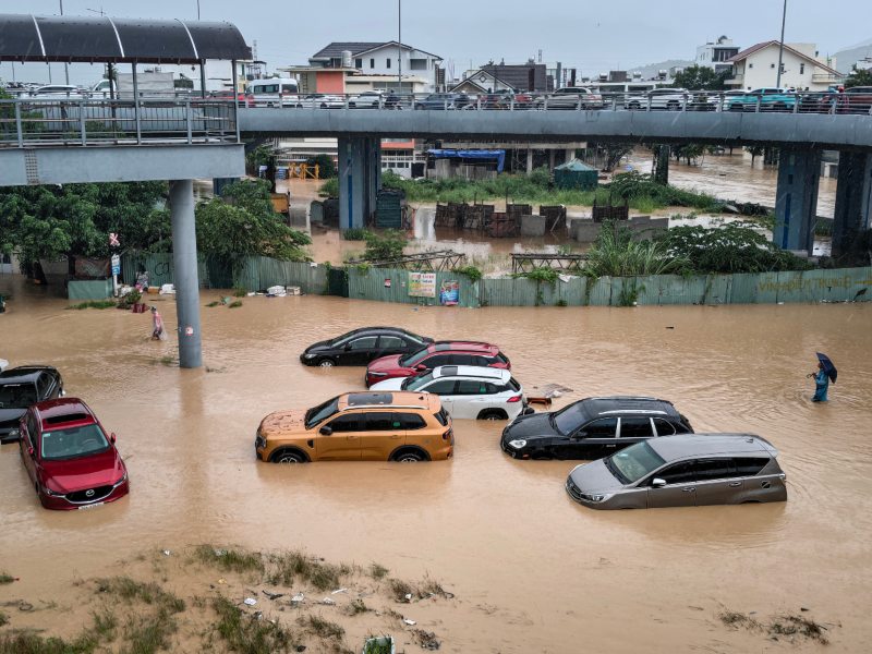 Calles de Nha Trang permanecen sumergidas mientras vehículos quedan bajo el agua por las crecidas repentinas.