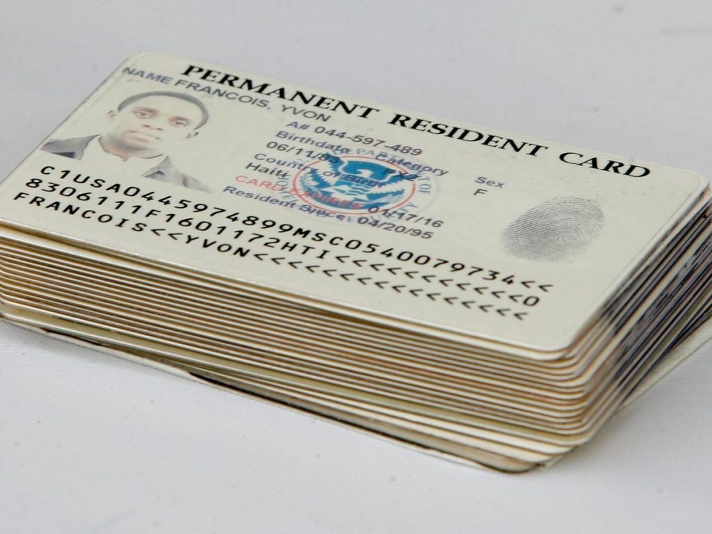 El director de USCIS, Joseph B. Edlow, instruyó la revisión de green cards para migrantes de países de preocupación.