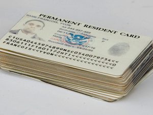 El director de USCIS, Joseph B. Edlow, instruyó la revisión de green cards para migrantes de países de preocupación.