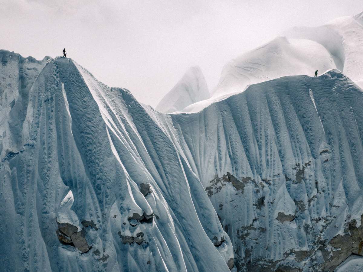 Rescatistas nepalíes trabajan en la zona del Yalung Ri, donde una avalancha sepultó un campamento base a más de 5.600 metros de altitud.