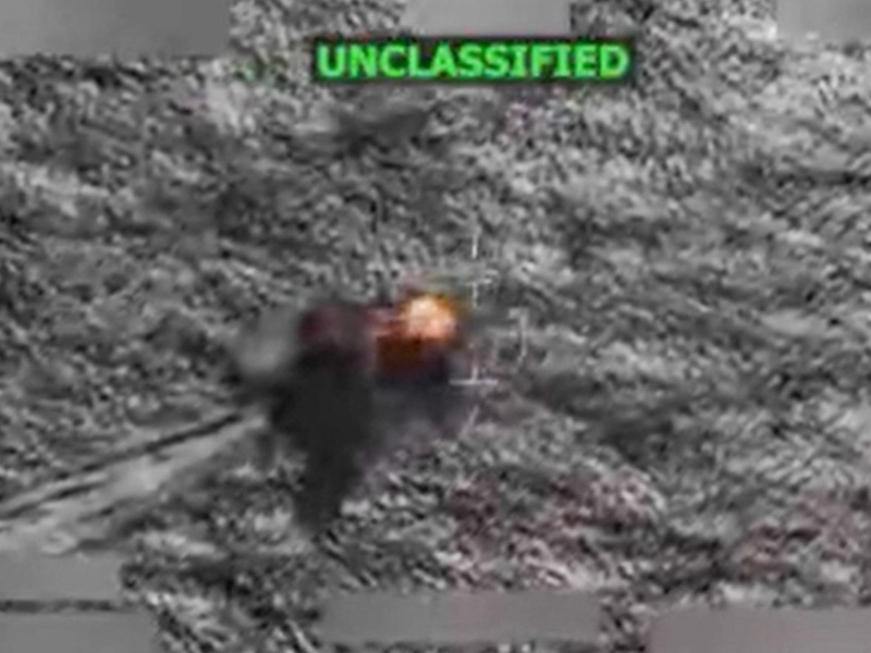 Imagen tomada de un video compartido por el Departamento de Defensa de Estados Unidos sobre operaciones en el Pacífico.