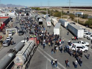 Agricultores bloquean el acceso al Puente Internacional Zaragoza durante el paro nacional en México.