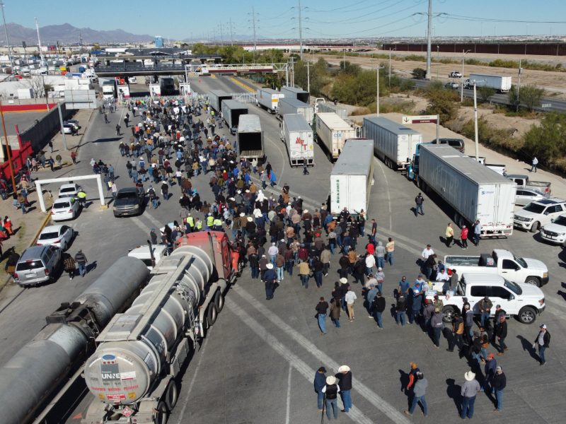 Agricultores bloquean el acceso al Puente Internacional Zaragoza durante el paro nacional en México.