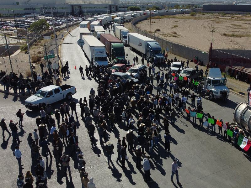 Transportistas afectados por la inseguridad en carreteras se suman a las movilizaciones en Chihuahua.