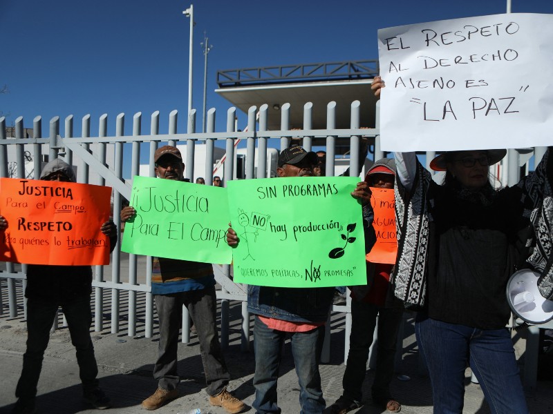 Camioneros y agricultores se concentran frente al puente fronterizo en rechazo a los cambios en las concesiones de agua.