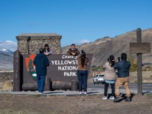 Visitantes disfrutan de los paisajes naturales en uno de los parques nacionales de Estados Unidos.