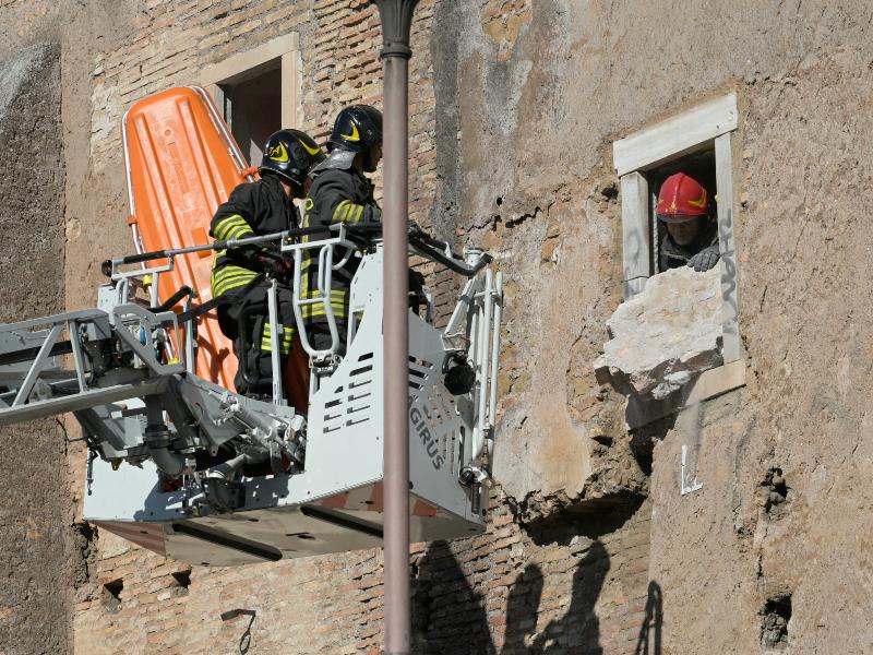 Autoridades y técnicos evalúan los daños estructurales en la Torre dei Conti tras el incidente.