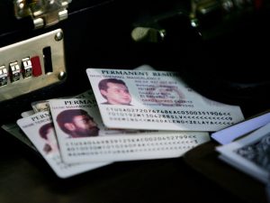 EE.UU. aplicará revisión de tarjetas de residencia para migrantes de países bajo vigilancia