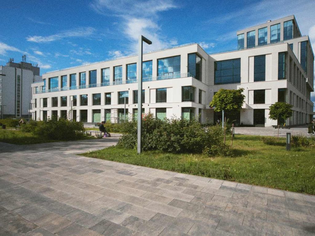 La comunidad estudiantil extranjera sigue aportando diversidad y recursos a las universidades estadounidenses, pese a nuevas barreras de entrada.