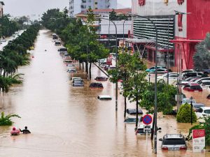Equipos de rescate evacúan a residentes atrapados en barrios inundados de Nha Trang tras días de lluvias extremas.