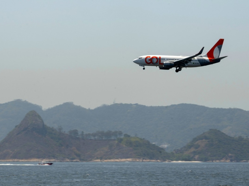 La suspensión de vuelos ha dejado a muchos viajeros en busca de rutas alternativas en la región.