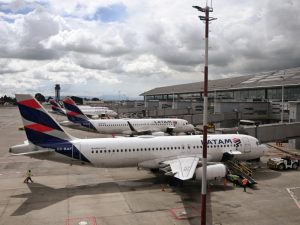 Varias aerolíneas internacionales han suspendido operaciones hacia Venezuela por razones de seguridad aérea.