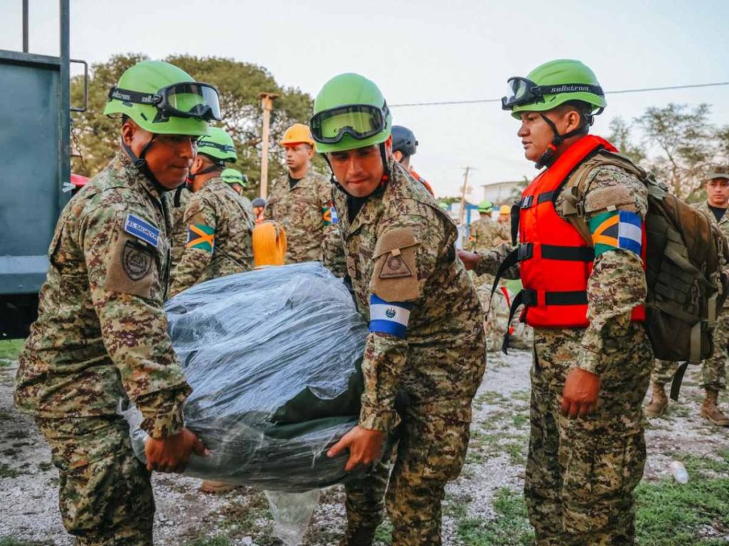 El contingente salvadoreño llegó a Kingston, Jamaica, la madrugada de este sábado para sumarse a las labores de rescate y asistencia tras el paso del huracán Melissa.
