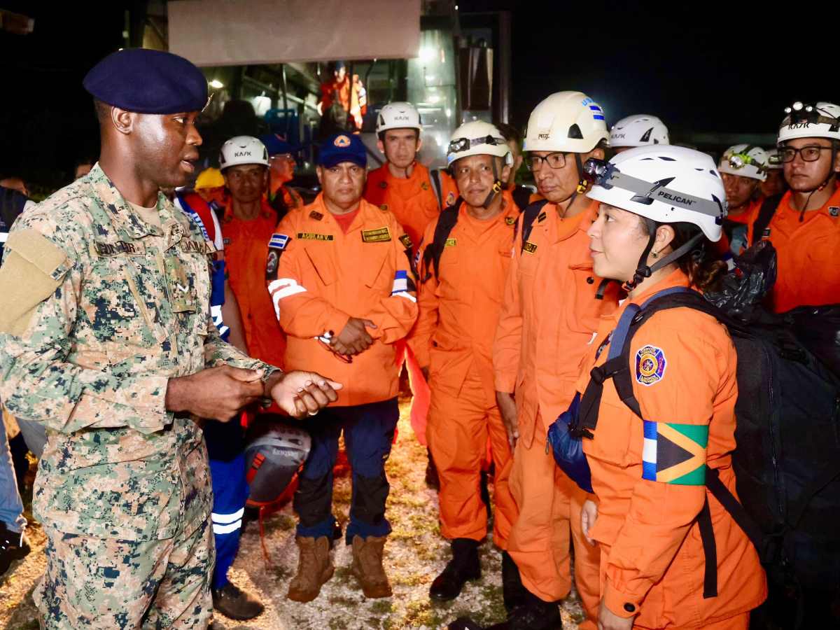 El contingente salvadoreño llegó a Kingston, Jamaica, la madrugada de este sábado para sumarse a las labores de rescate y asistencia tras el paso del huracán Melissa.