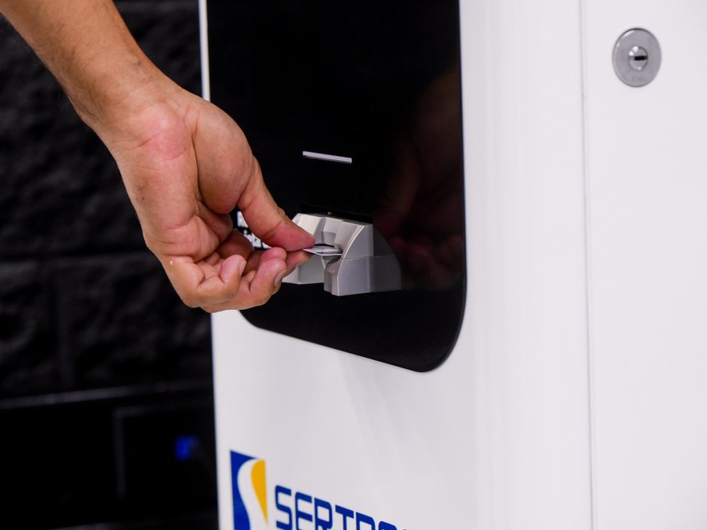 Los nuevos kioscos del VMT permiten renovar licencias y tarjetas de circulación en solo cinco minutos.