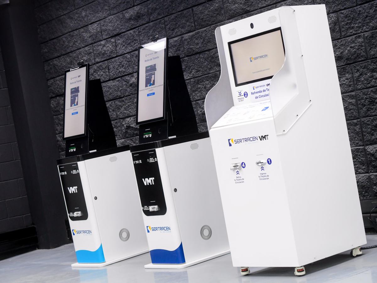 Los nuevos kioscos del VMT permiten renovar licencias y tarjetas de circulación en solo cinco minutos.