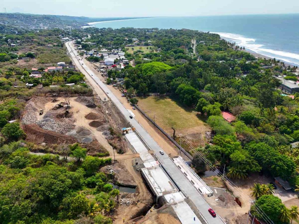 La carretera del Litoral es una de las rutas más transitadas de la zona costera y forma parte del plan de desarrollo Surf City.