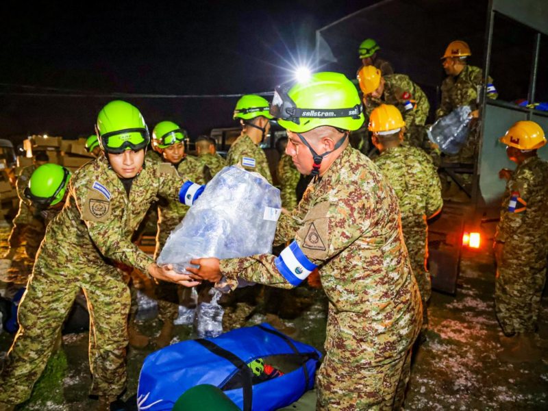 Voluntarios y personal técnico listos para colaborar en tareas de rescate en Jamaica.