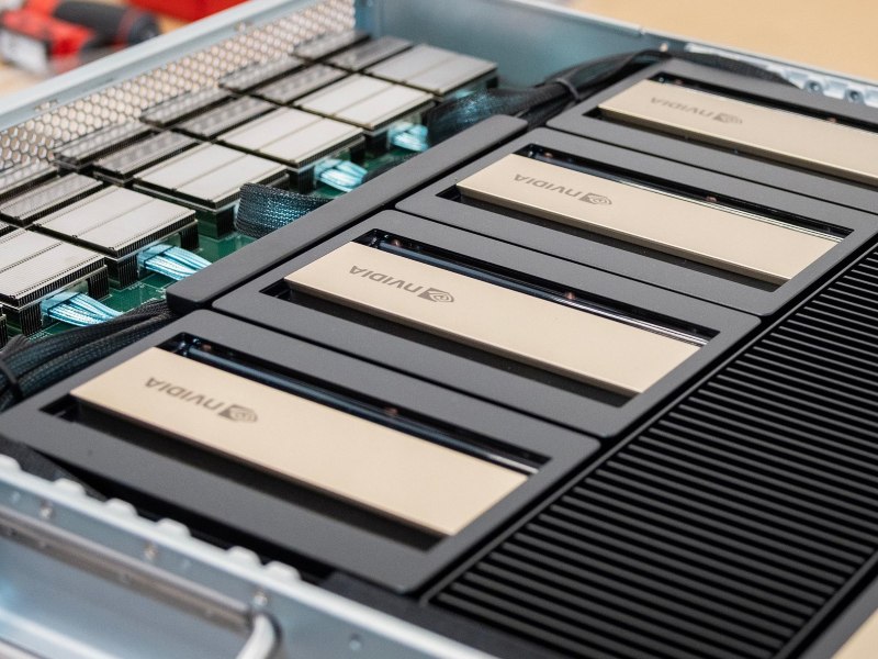 El presidente Nayib Bukele revisa los chips NVIDIA B300 junto a representantes de la empresa Supermicro.