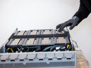 Autoridades salvadoreñas y delegados de Supermicro durante la inspección de la nueva tecnología de IA.