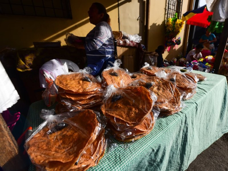 En los alrededores del cementerio se ofrecen dulces típicos como hojuelas con miel.