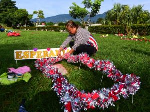 Las tumbas se llenan de color como muestra de cariño a quienes ya partieron.