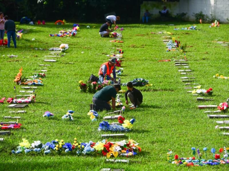 Desde primeras horas, los pasillos de La Bermeja se llenan de flores y memoria.