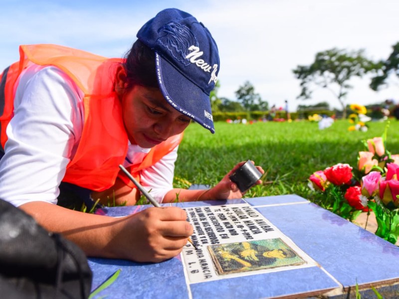 Pintores ofrecen mantenimiento de placas con precios entre $4 y $6.