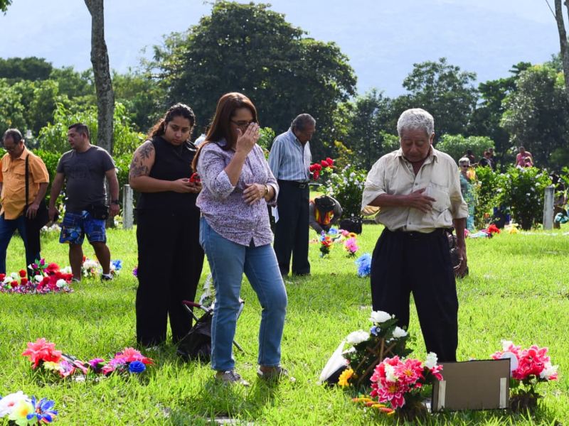 Familias salvadoreñas llegan desde temprano al cementerio La Bermeja para recordar a sus seres queridos.