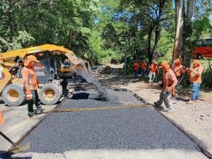 FOVIAL refuerza el estado de las vías con obras de reparación en distintos puntos del país.