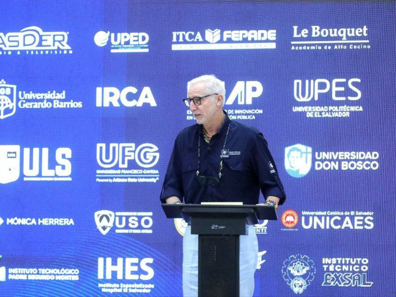Alejandro Gutman, presidente de la Dirección de Integración, durante el anuncio de becas que beneficiarán a más de 17,000 jóvenes salvadoreños a partir de 2026.