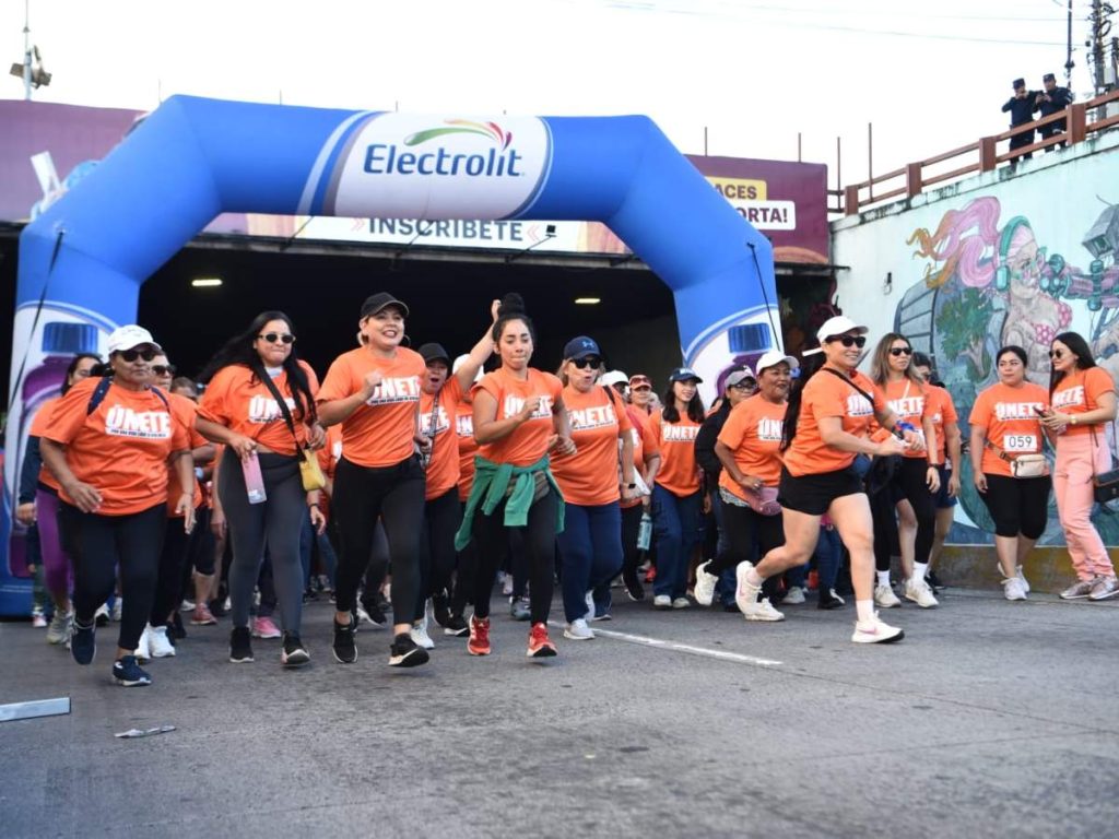 Las camisetas naranjas, símbolo de la causa, llenaron el paisaje urbano.