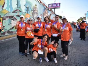 Participantes celebran al cruzar la meta con gestos de alegría y orgullo.