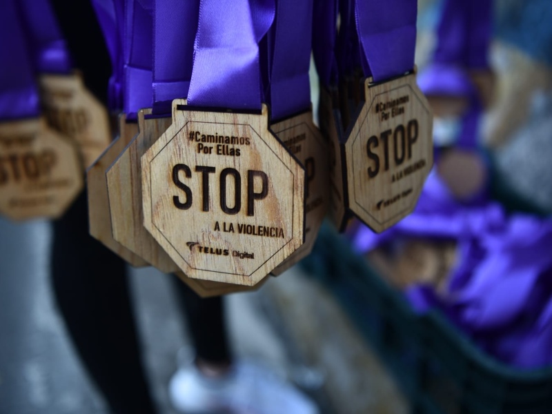 Al finalizar la carrera, los participantes recibieron medallas como reconocimiento a su compromiso con la causa.
