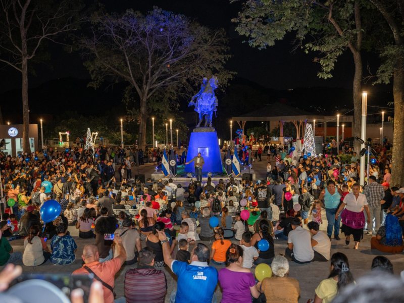 Niños, jóvenes y adultos se acercaron a disfrutar del renovado entorno urbano, que busca fomentar la convivencia y el esparcimiento.