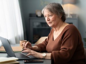 La pensión por vejez garantiza un ingreso mensual a quienes cumplan con la edad y los años cotizados establecidos por ley.