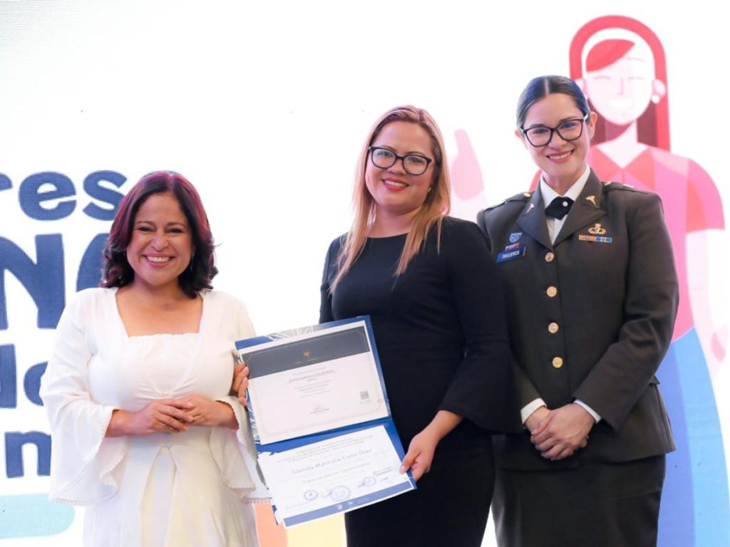 El Congreso reconoció a 112 docentes que forman a jóvenes en bachillerato técnico con enfoque en gastronomía y administración turística.