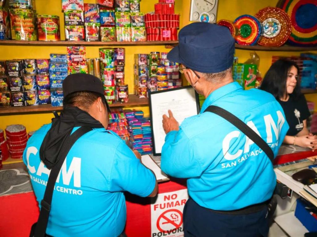 La alcaldía de San Salvador Centro presentó el “Plan Pólvora 2025”, que define las 15 zonas autorizadas para vender pirotecnia en los cinco distritos del municipio.