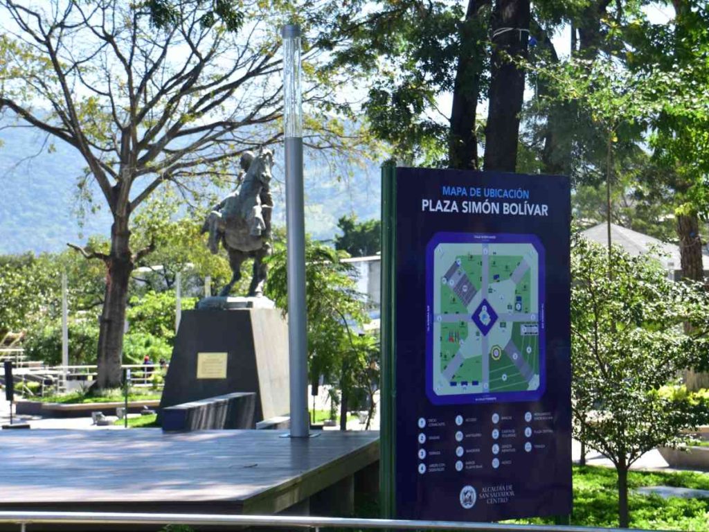 En la plaza se puede apreciar señalización que indica los diferentes puntos del espacio. elsalvador.com
