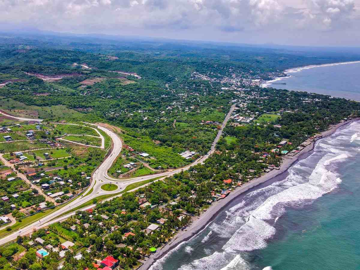 Destinos como Surf City y el volcán de Santa Ana impulsan el posicionamiento turístico del país a nivel global.