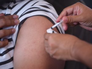 Especialistas recomiendan vacunarse contra la influenza antes del pico estacional.