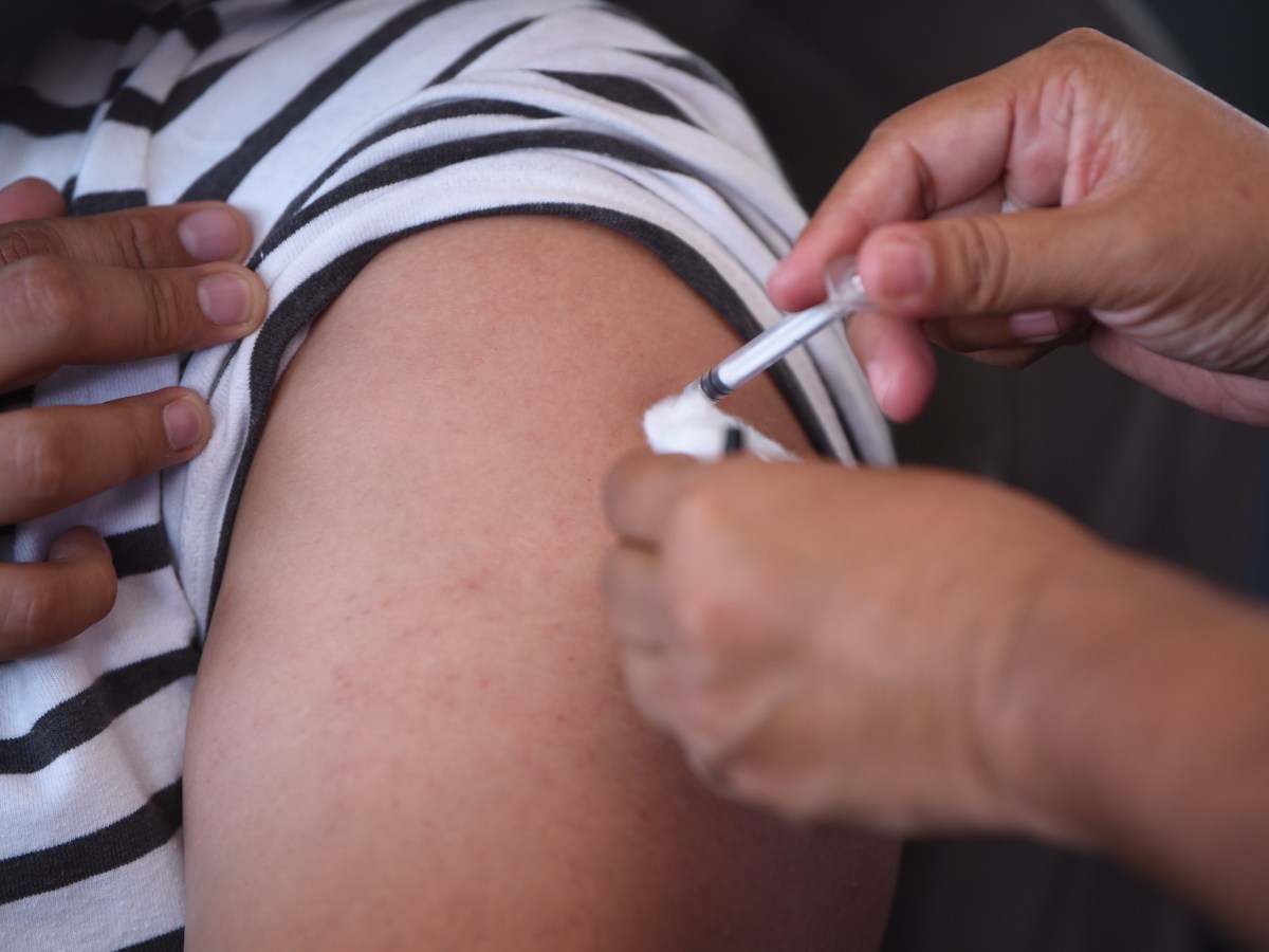 Especialistas recomiendan vacunarse contra la influenza antes del pico estacional.