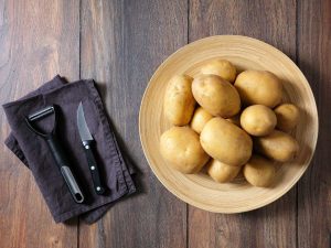 Asadas con piel y hierbas, las papas conservan su fibra y nutrientes sin añadir grasas innecesarias.
