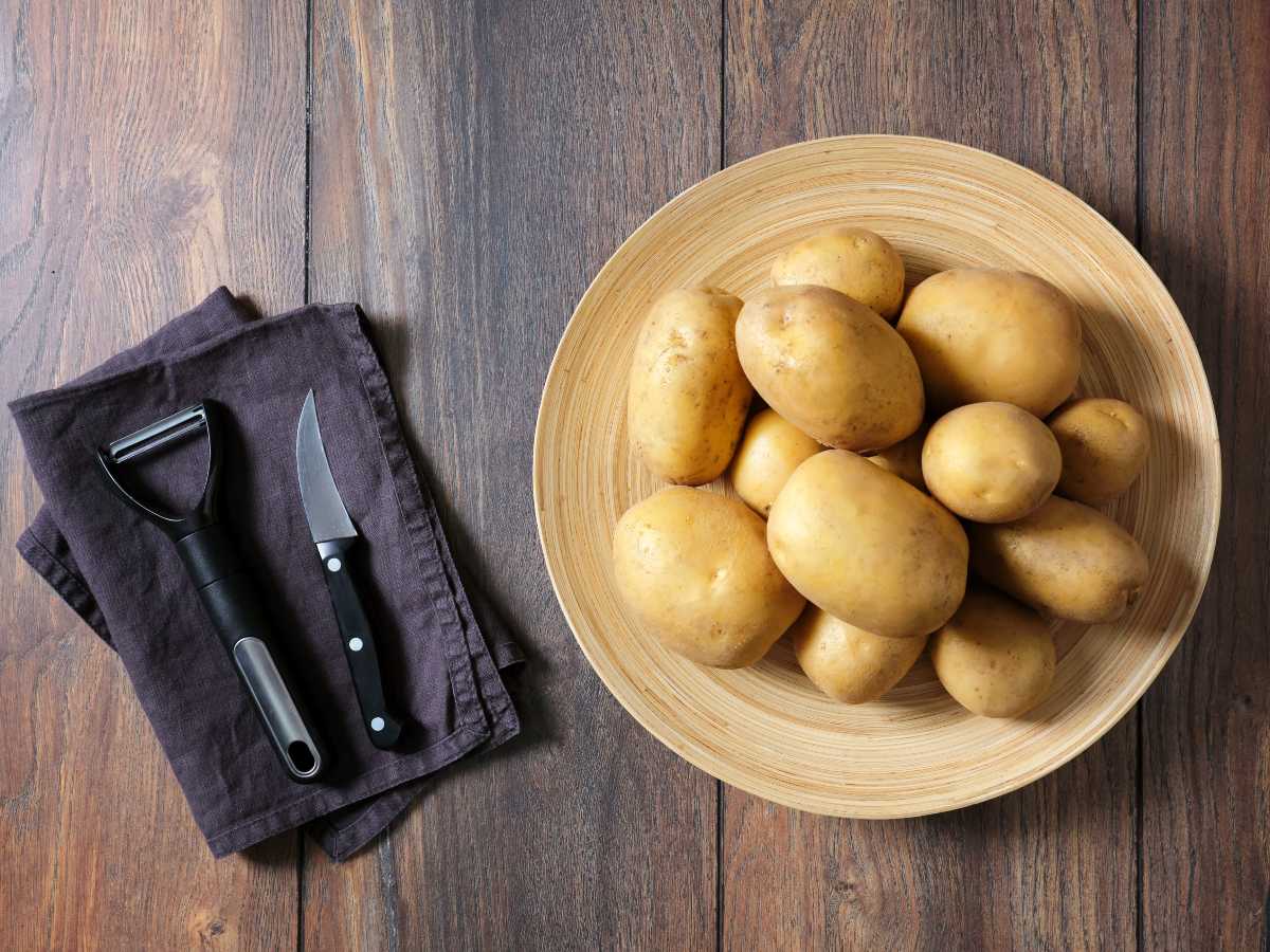 Asadas con piel y hierbas, las papas conservan su fibra y nutrientes sin añadir grasas innecesarias.