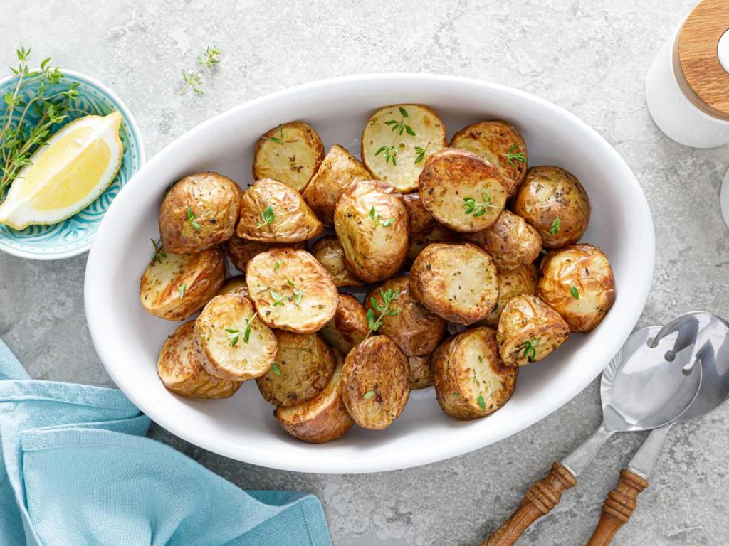 Las papas son ricas en potasio, vitamina C y antioxidantes, especialmente si se consumen con la cáscara.