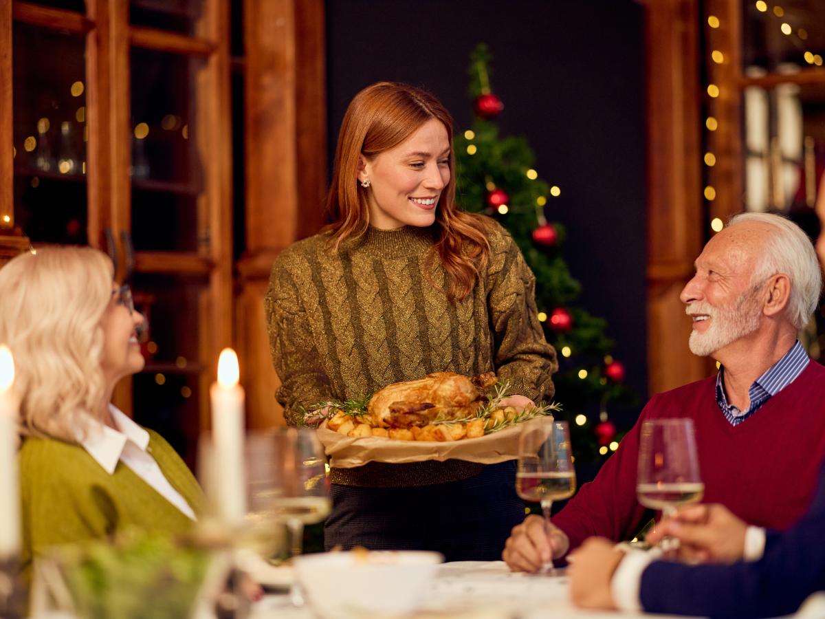 Un encuentro que refleja la calidez de diciembre, donde compartir la mesa se vuelve un gesto de amor y celebración.